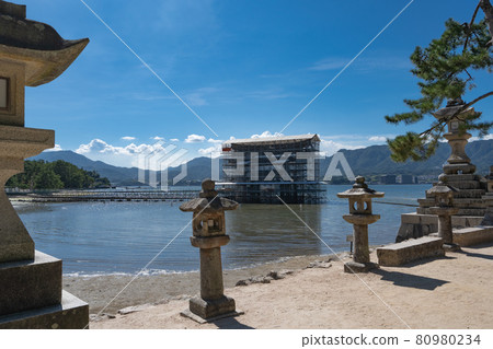 Otorii and Seto Inland Sea scenery under restoration <Miyajima, Hiroshima Prefecture / August> 80980234