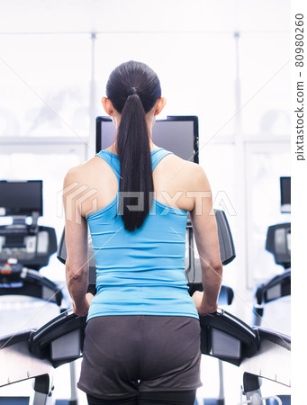 在健身健身房鍛煉的婦女 80980260