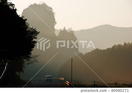 Mountain range of Yabakei at dawn 80980271