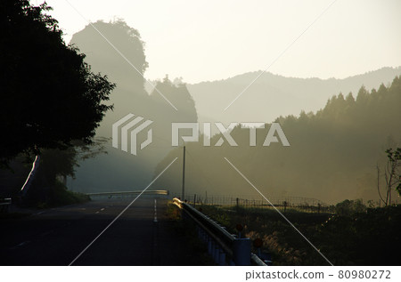 Mountain range of Yabakei at dawn 80980272
