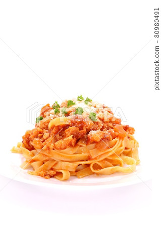 Tagliatelle Bolognese 寬麵意大利面肉醬明亮的背景 Tagliatelle Bolognese 寬麵意大利面肉醬明亮的背景 80980491