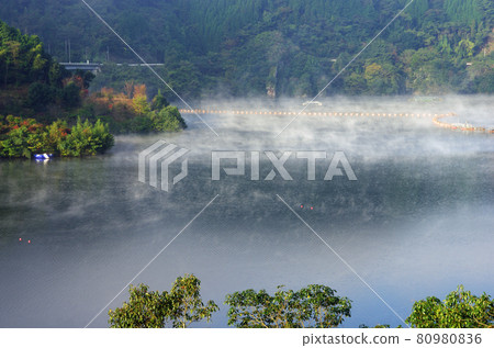 Fantastic storm of Lake Yabakei 80980836