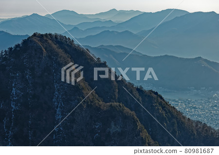 從禦坂山看到的十二岳和道志/丹澤山脈/鬼岳 從禦坂山看到的十二岳和道志/丹澤山脈/鬼岳 80981687