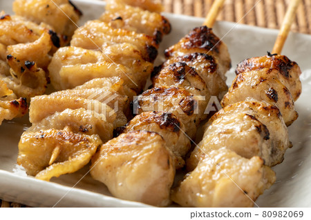 什錦烤雞肉串(鹽烤)、bonjiri 和雞皮。 什錦烤雞肉串(鹽烤)、bonjiri 和雞皮。 80982069