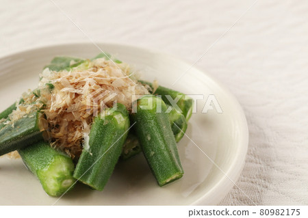 Boiled okra with dried bonito (home cooking) 80982175