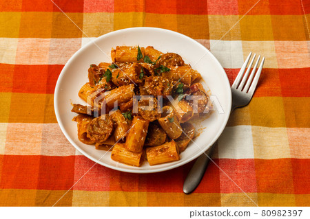 Italian pasta with simple tomato sauce 80982397