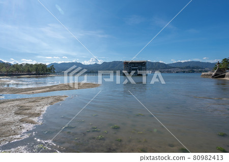 Itsukushima Shrine Otorii and surrounding scenery floating in the Seto Inland Sea <Miyajima, Hiroshima Prefecture / August> 80982413
