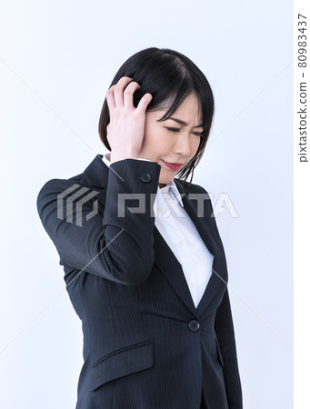 抱著她的頭一個陷入困境的女商人 抱著她的頭一個陷入困境的女商人 80983437