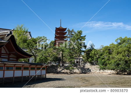 Scenery around the five-storied pagoda in Miyajima <Miyajima, Hiroshima Prefecture / August> 80983870
