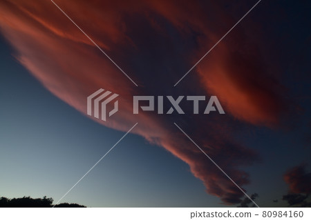 北斗市向川町黃昏天空中的大朱紅色落日雲 北斗市向川町黃昏天空中的大朱紅色落日雲 80984160