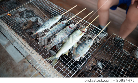 烤的孩子抓了amago和香魚 烤的孩子抓了amago和香魚 80984475