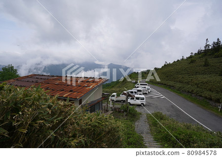 從山口的茶館爬上志賀高原的名山笠岳，稍微爬一下就回望停車場。 80984578