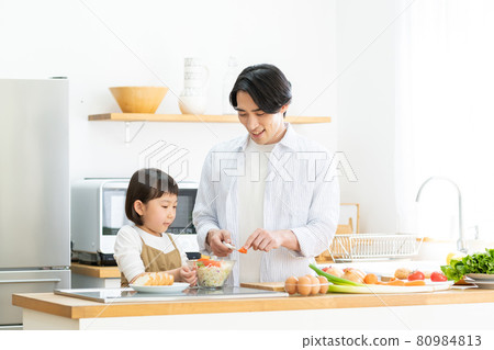 家庭廚房 孩子 父母和孩子 家庭形象 80984813