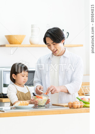 家庭廚房 孩子 父母和孩子 家庭形象 80984815