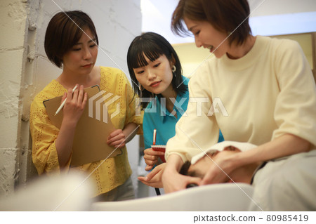 美髮師的培訓形象 美髮師的培訓形象 80985419