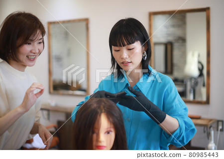 Hairdresser's training image 80985443
