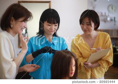 Hairdresser's training image 80985444