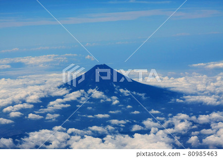 Mt. Fuji seen through the clouds is lush and majestic, and the foot of the mountain is beautiful. Mt. Fuji seen through the clouds is lush and majestic, and the foot of the mountain is beautiful. 80985463