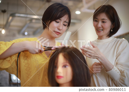 美髮師的培訓形象 美髮師的培訓形象 80986011