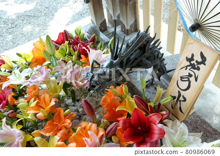Hanatemizu, Shrine, Chozuya, Purification, Cut flowers, Shrines and temples, Flowers, Plants, Tradition, Japanese, Japan, Japanese style 80986069