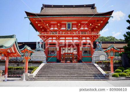 The tower of Fushimi-Inari Taisha Shrine 80986610