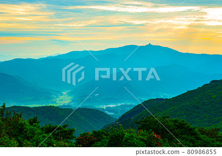 從龜岡展望台看黎明時分的南薩摩山景 80986855