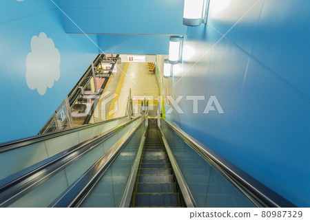 Escalator bound for Tama Animal Park Home Takahatafudo Station 80987329
