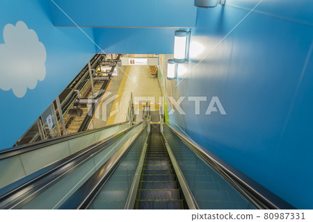 開往多摩動物公園之家高畑風站站的自動扶梯 80987331