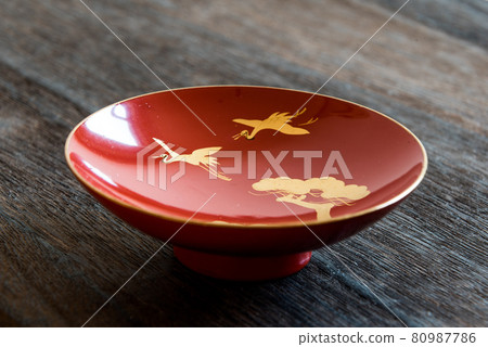 Lacquered sake cup 80987786