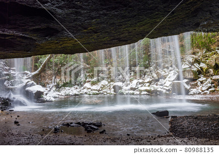 Winter scenery of ice and snow at Nabegataki Falls in winter Winter scenery of ice and snow at Nabegataki Falls in winter 80988135
