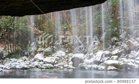 Winter scenery of ice and snow at Nabegataki Falls in winter Winter scenery of ice and snow at Nabegataki Falls in winter 80988137