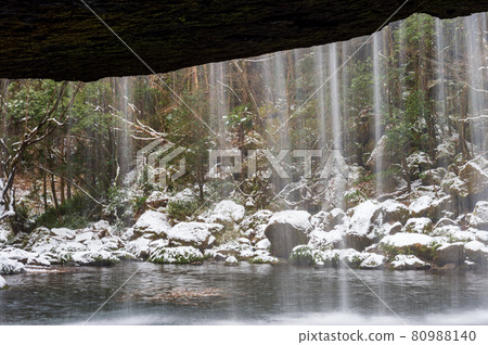 Winter scenery of ice and snow at Nabegataki Falls in winter Winter scenery of ice and snow at Nabegataki Falls in winter 80988140