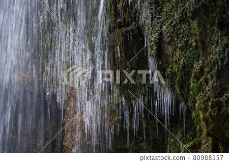 Winter scenery of ice and snow at Nabegataki Falls in winter Winter scenery of ice and snow at Nabegataki Falls in winter 80988157
