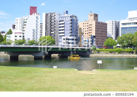 2021 年 8 月 6 日從太田川河岸看到的廣島市容 2021 年 8 月 6 日從太田川河岸看到的廣島市容 80988194