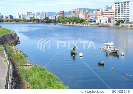 2021 年 8 月 6 日從太田川河岸看到的廣島市容 2021 年 8 月 6 日從太田川河岸看到的廣島市容 80988196