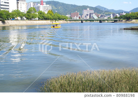 觀光船行駛的廣島太田川景色 80988198