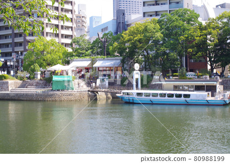 從和平公園看觀光船平台 從和平公園看觀光船平台 80988199