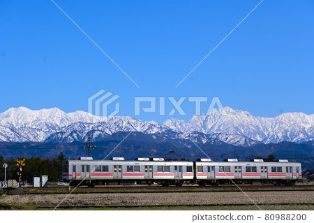 Toyama Prefecture Toyama Chiho Railway Rural scenery & snowy mountains & fine weather & railroad crossings & vehicles 80988200
