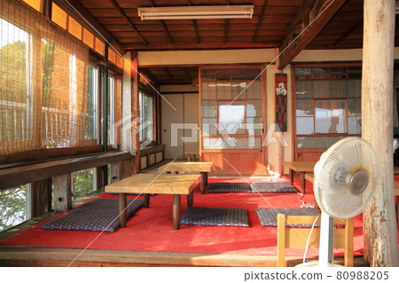 Japanese-style room with red carpet and bamboo blinds shining in the tatami room of the restaurant 80988205