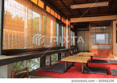 The west sun shines on the tatami room of the restaurant. 80988206