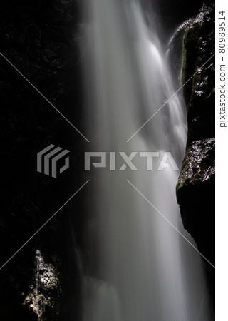 美麗的瀑布 80989514