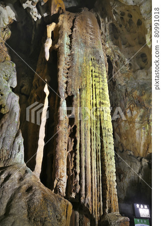 Golden pillar of Akiyoshido in Mine City, Yamaguchi Prefecture 80991018