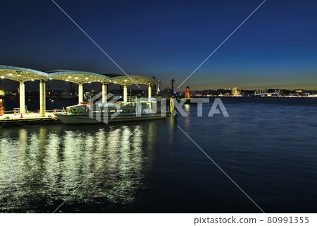 門司湖復古區關門汽船碼頭的夜景 門司湖復古區關門汽船碼頭的夜景 80991355