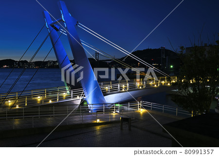 福岡縣門司港復古區吊橋藍翼門司夜景 福岡縣門司港復古區吊橋藍翼門司夜景 80991357