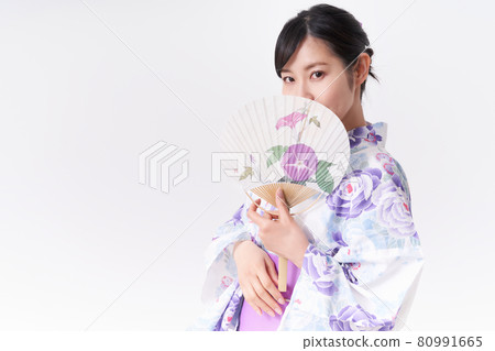 穿著內褲的浴衣的女人 穿著內褲的浴衣的女人 80991665