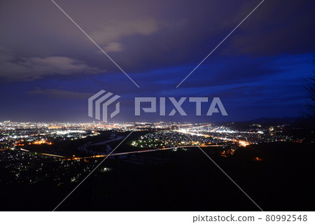 嵐山展望台的夜景(北海道旭川市) 嵐山展望台的夜景(北海道旭川市) 80992548