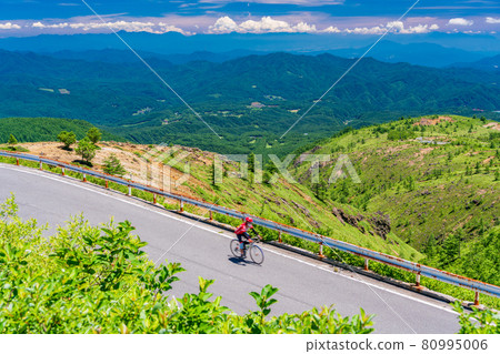 (Gunma Prefecture) Shiga Kusatsu Road (Refreshing Highway) People who ride bicycles 80995006