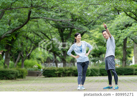 Middle couple jogging couple diet 80995271
