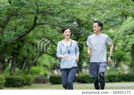 Middle couple jogging couple diet 80995275