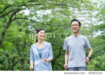 Middle couple jogging couple diet 80995283